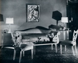 Muebles de plexiglás en un interior de los años 40, 1941