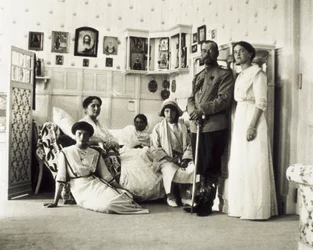 Retrato del Zar Nicolás II (1868-1918) con su familia, de izquierda a derecha Tatiana, Alexandra (su esposa), Anastasia, María y Olga, c. 1910