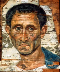 Retrato de un hombre de mediana edad con una capa azul, retrato de momia romano-egipcio, finales del siglo I
