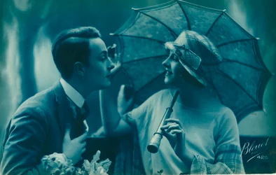 Postal de pareja romántica vintage, en azul