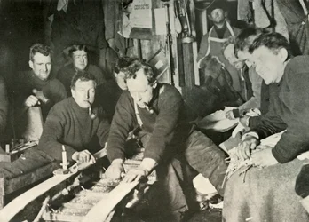 Preparando un trineo durante el invierno, 1908-1909