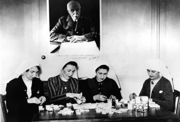 Preparando dulces vitamínicos, Francia ocupada por Alemania, 1940-1944