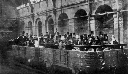 El Primer Ministro William Gladstone inaugura el Metropolitan Railway, Londres, 1863