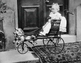 Príncipe Alberto Windsor a la edad de un año, c1896