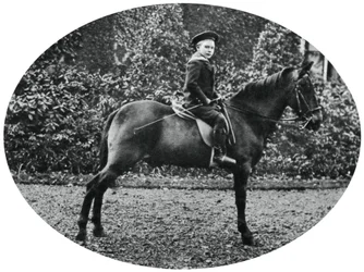 Príncipe Alberto Windsor a los seis años, sentado en un caballo, 1902