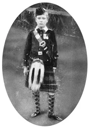Príncipe Alberto con traje de las Tierras Altas, Sandringham, Norfolk, 1909