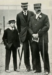 Príncipe Alberto con su tutor y Lord Desborough, 1908, 1947