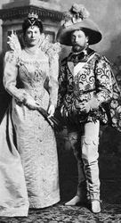 Príncipe Jorge y María de Teck en disfraces, Baile de la Casa Devonshire, 1897