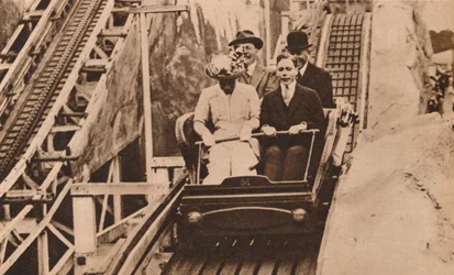 Príncipe George y Princesa Mary en la inauguración de la Exposición de Earls Court, Londres, 1913