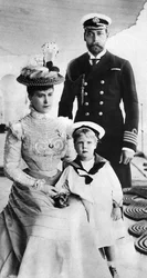 El Príncipe Jorge y su esposa María con su hijo Eduardo, HMS Crescent, finales del siglo XIX-principios del siglo XX
