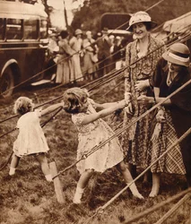 La Princesa Isabel y la Princesa Margarita tiran de su peso, años 1930, 1935