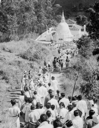 Procesión a un templo budista, Diyatalawa, Ceilán, c1945