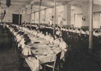 Alumnas del Instituto Smolny para Doncellas Nobles en el comedor, 1889