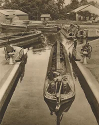 Empujando un Barco Mono a través de la esclusa en Brentford, c1935