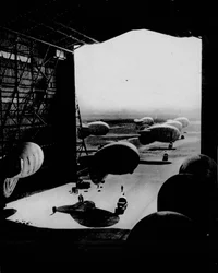 Guardando globos de barrera en un hangar, 1943