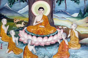 Templo Quan The Am Bo Tat (Pagoda del Bodhisattva Avalokitesvara). Buda Shakyamuni predicando el sermón - la rueda de la ley - a sus cinco discípulos. Vung Tau. Vietnam