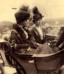 La reina Alexandra de Dinamarca y la princesa Victoria llegando a la Catedral de San Pablo