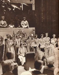 La reina Isabel observa cómo su esposo es coronado el día de su coronación, 1937