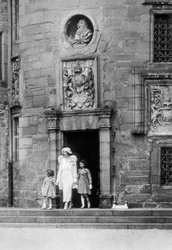 La reina Isabel con las princesas Isabel y Margarita Rosa, Castillo de Glamis, Escocia, 1937