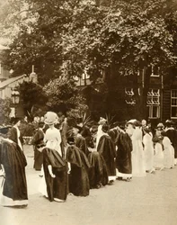 Reina María en el Bedford College, Londres, 1913, 1935