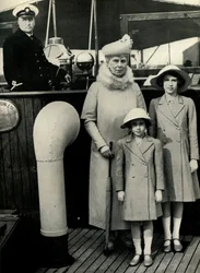 Reina María con sus nietas