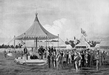 La Reina Victoria disparando el primer tiro en Wimbledon, julio 1860, c1920