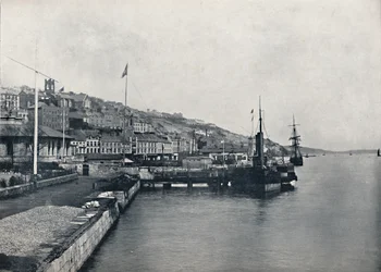 Queenstown - Mirando a lo Largo de la Costa, 1895