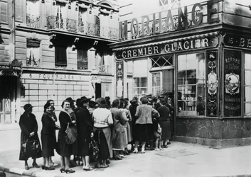 Cola de mujeres ante una lechería, París ocupado por los alemanes, 28 de junio de 1940