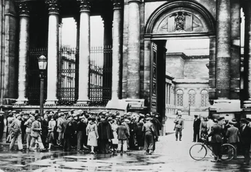 Cola fuera de la Oficina de Información para civiles en la Cámara de Diputados, París, julio de 1940