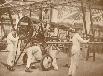 Aprendices de la RAF aparejando un avión en la Escuela Técnica, Halton, Buckinghamshire, 1927
