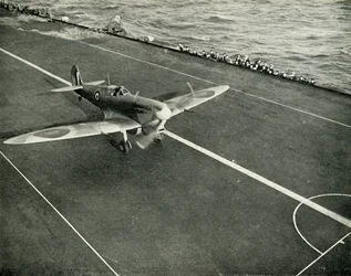 RAF Spitfire en la cubierta de un portaaviones camino a Malta, Segunda Guerra Mundial, 1942-1944