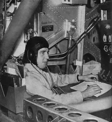 Ingeniero de vuelo de la RAF a bordo de una aeronave, c1940-1943