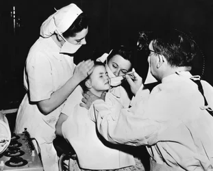 Tratamiento de radio para curar una infección nasal, Francia, c1947-1951