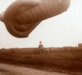 Elevación de globo de barrera con cesta para observación, c1914-c1918