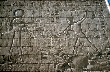 Ramsés III golpeando a sus enemigos ante Amón-Ra, Templo Mortuorio, Medinat Habu, Egipto