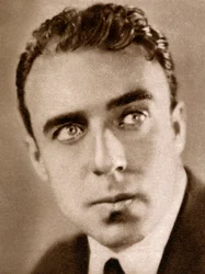 Raoul Walsh, director de cine estadounidense, 1933