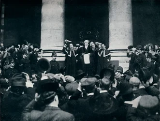 Lectura de la proclamación de la guerra contra Turquía desde la Bolsa Real, Londres, 1914
