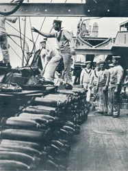 Recibiendo proyectiles para los cañones navales en la cubierta de un acorazado, c1914