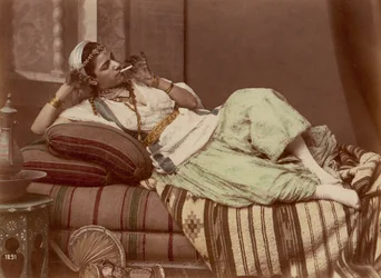 [Mujer reclinada fumando], 1870-90