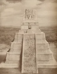 Modelo Reconstruido de una Magnífica Pirámide del Templo Maya en Tikal, c. 1935
