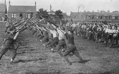 Reclutas aprendiendo el uso de la bayoneta, 1915