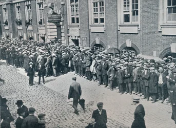 Reclutas esperando fuera del Depósito Central de Reclutamiento de Londres, 1914