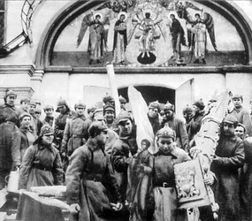Soldados del Ejército Rojo confiscando tesoros eclesiásticos del monasterio Simonov, Moscú, URSS, 1925