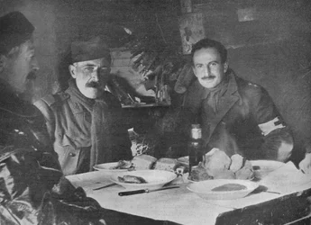 Oficiales de la Cruz Roja cenando en un refugio, 1914
