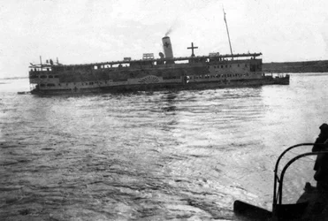 Barco fluvial de la Cruz Roja subiendo el río Tigris, Mesopotamia, Primera Guerra Mundial, 1918