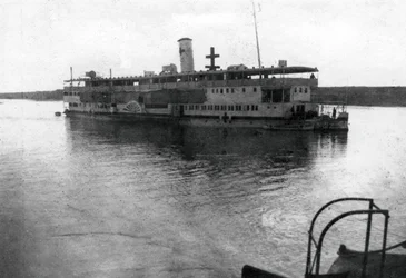 Barco fluvial de la Cruz Roja subiendo el río Tigris, Mesopotamia, Primera Guerra Mundial, 1918