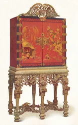 Gabinete de laca roja y dorada