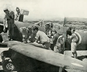 Reabastecimiento y rearmamento de cazas Spitfire, Malta, Segunda Guerra Mundial, 1942-1944