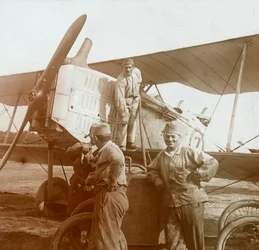 Reabastecimiento de biplano, c1914-c1918