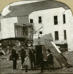 Campamento de refugiados, antigua vivienda en ruinas al fondo. Esto es trabajo de terremoto, 1906